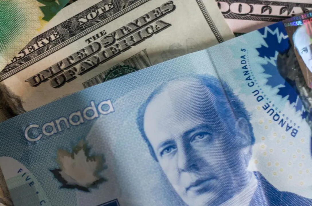 Dólar_canadense_atinge_máxima_de_sete_semanas_antes_do_Banco_do