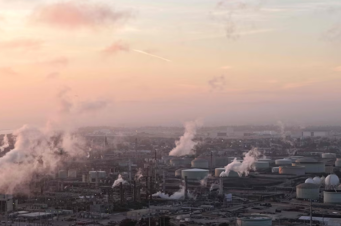 Le_pétrole_évolue_peu_alors_que_le_marché_doute_d’un_accord_rapide