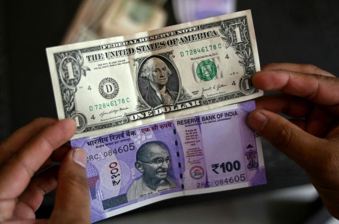 Roupie indienne sous pression face au dollar avec hausse du pétrole et sorties de capitaux