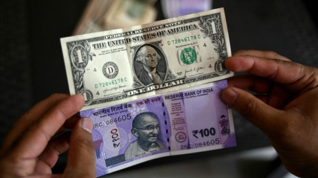 Roupie indienne sous pression face au dollar avec hausse du pétrole et sorties de capitaux