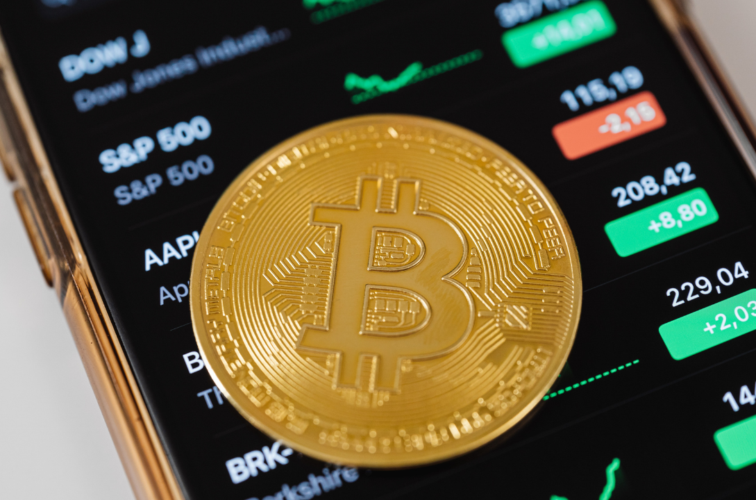 Graphique du Bitcoin montrant un rebond vers 64 600 dollars et un support clé autour de 60 000 dollars