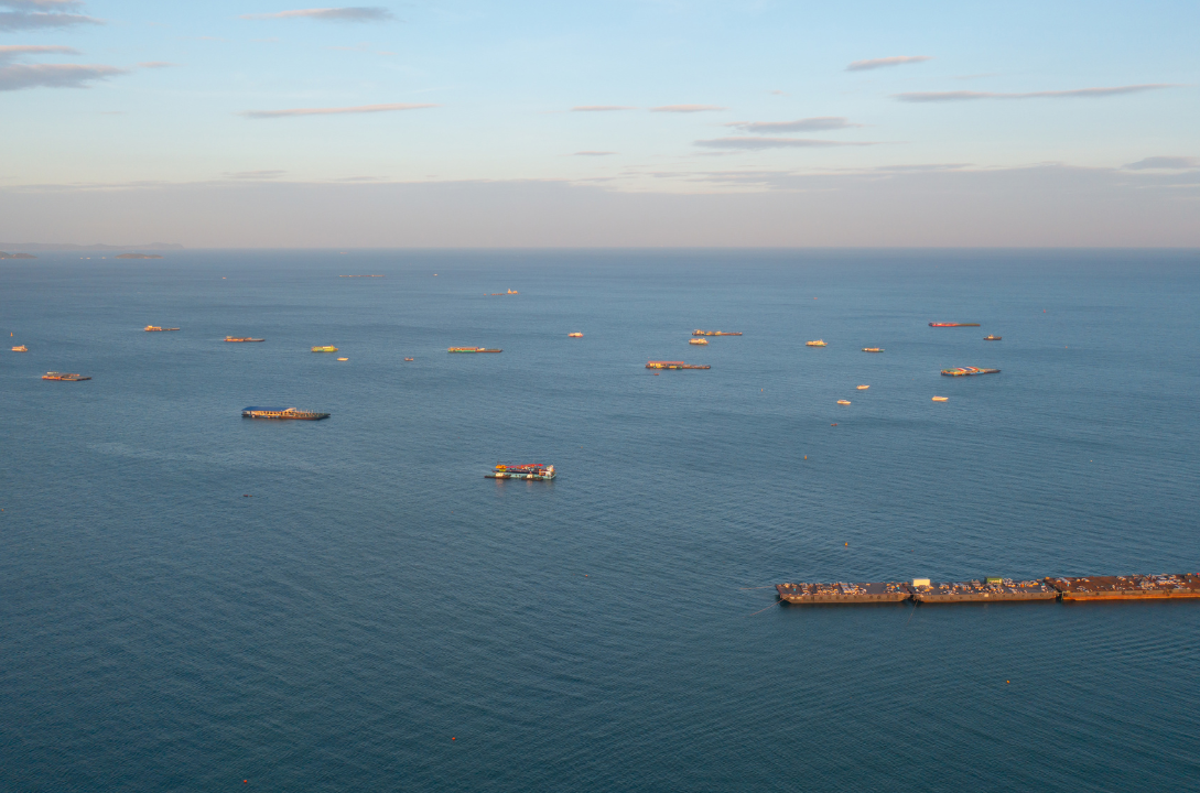 Pétroliers en feu dans le détroit d’Hormuz alors que les États-Unis et l’Iran poursuivent leurs attaques