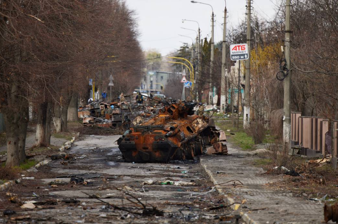 Territoires ukrainiens occupés sous contrôle russe avec militarisation des jeunes, saisies de logements et crise humanitaire