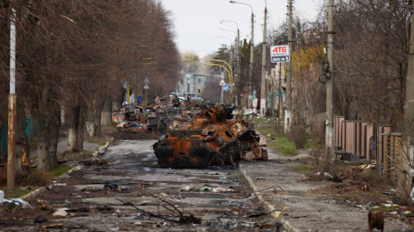 Territoires ukrainiens occupés sous contrôle russe avec militarisation des jeunes, saisies de logements et crise humanitaire