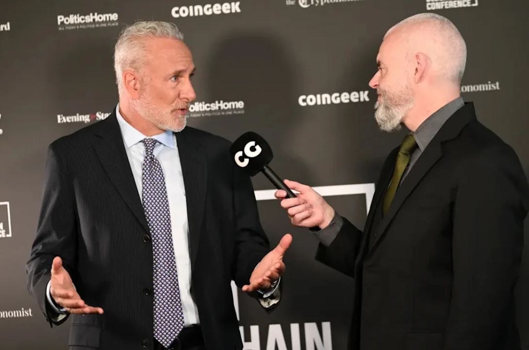 Graphique Bitcoin avec critiques de Peter Schiff sur les prévisions haussières de Wall Street et Strategy