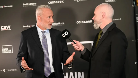 Graphique Bitcoin avec critiques de Peter Schiff sur les prévisions haussières de Wall Street et Strategy