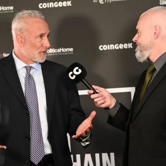 Graphique Bitcoin avec critiques de Peter Schiff sur les prévisions haussières de Wall Street et Strategy